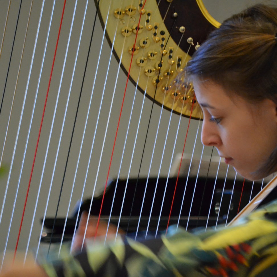 Margot Plantevin à la harpe durant le concours