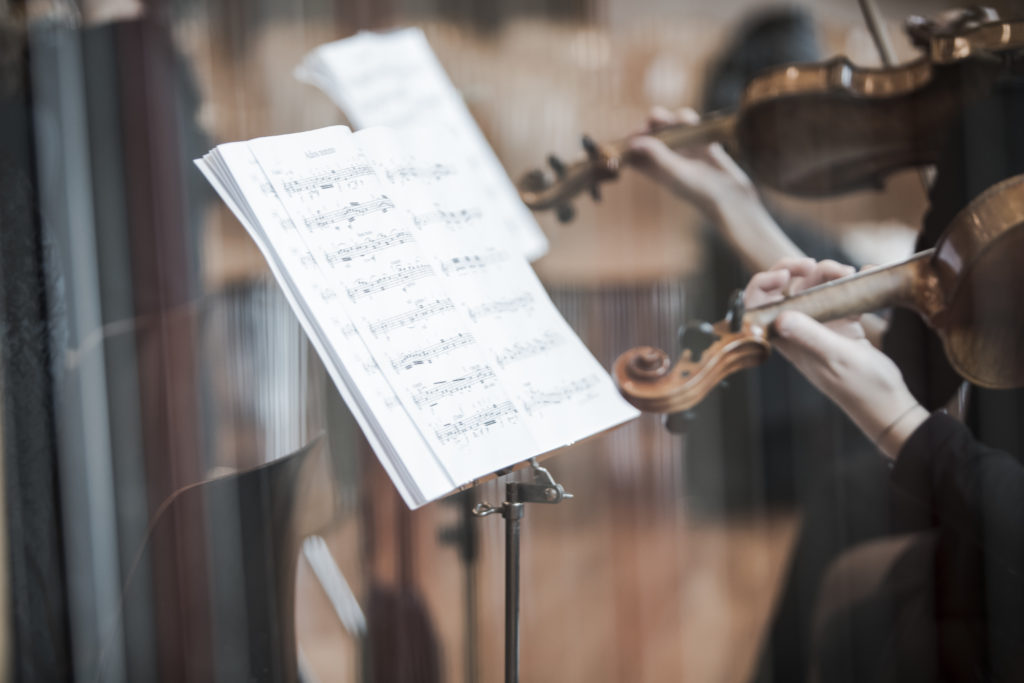 Détails de violons et partitions