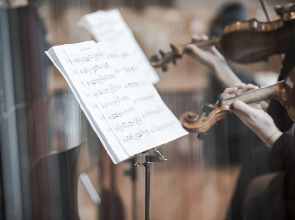 Détails de violons et partitions