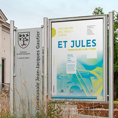 L'affiche du concert devant la salle Jean-Jacques Gautier