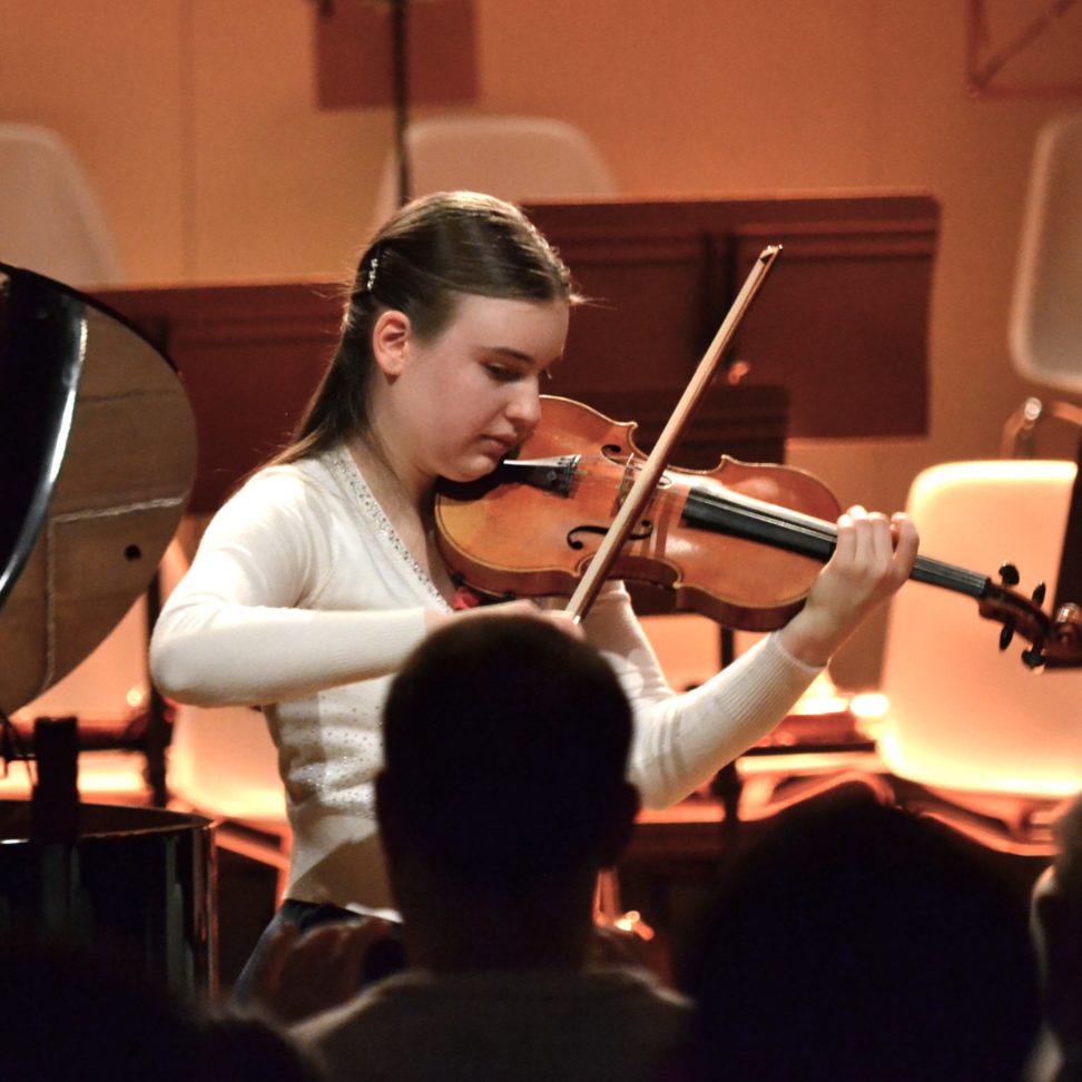 Mathilde Walter, au violon, lors de la cérémonie de remise des prix du 9e Concours jeunes solistes, 15 février 2025, Point Favre, Chêne-Bourg